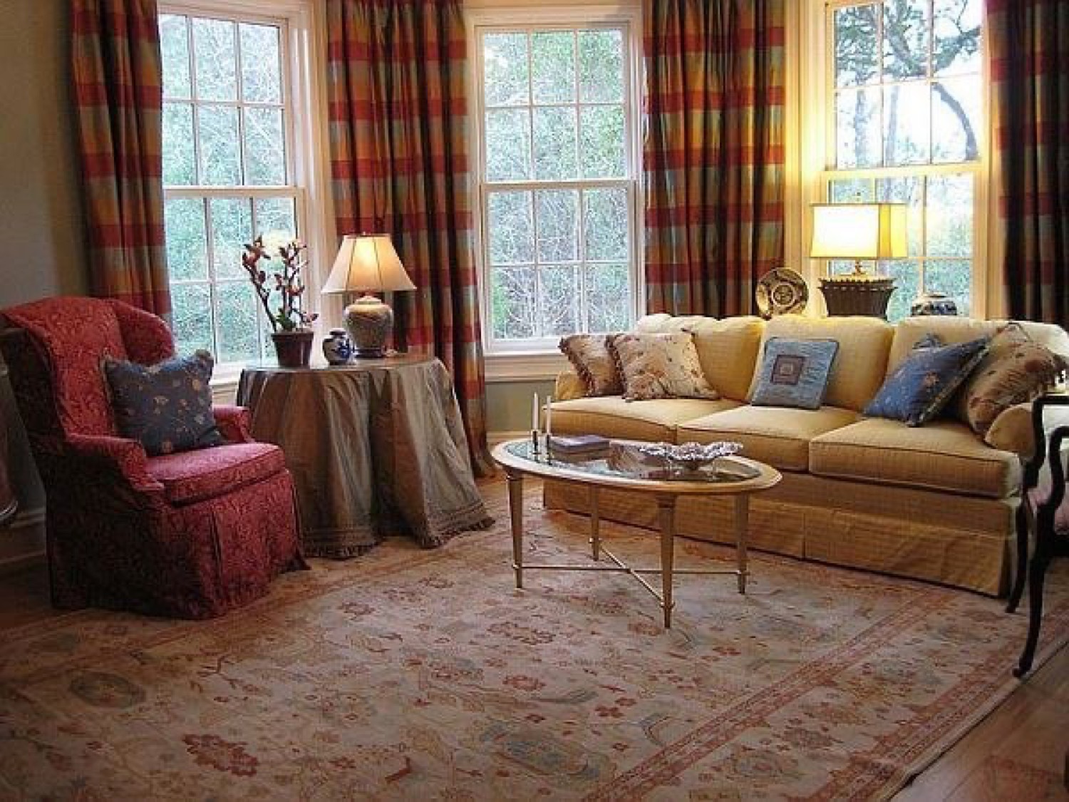 5 Living Room Pieces That Instantly Age a Room